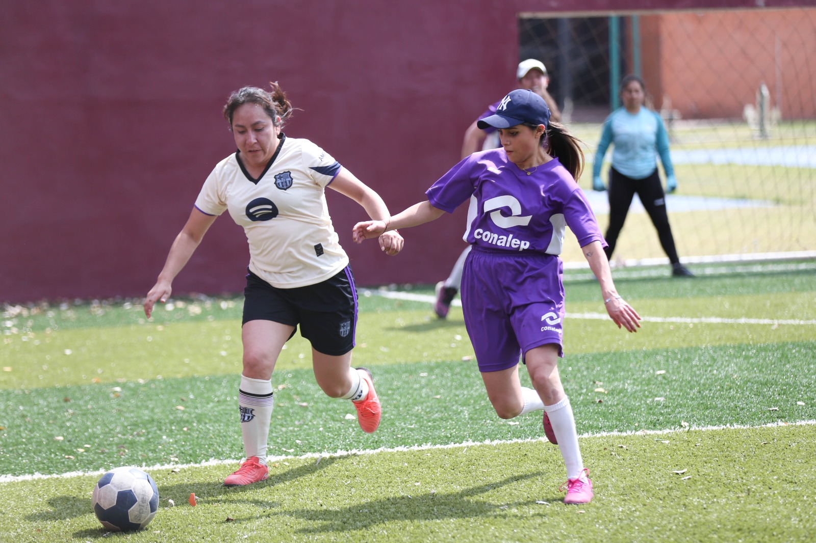 MIUJERES JUGANDO FUTBOL 
