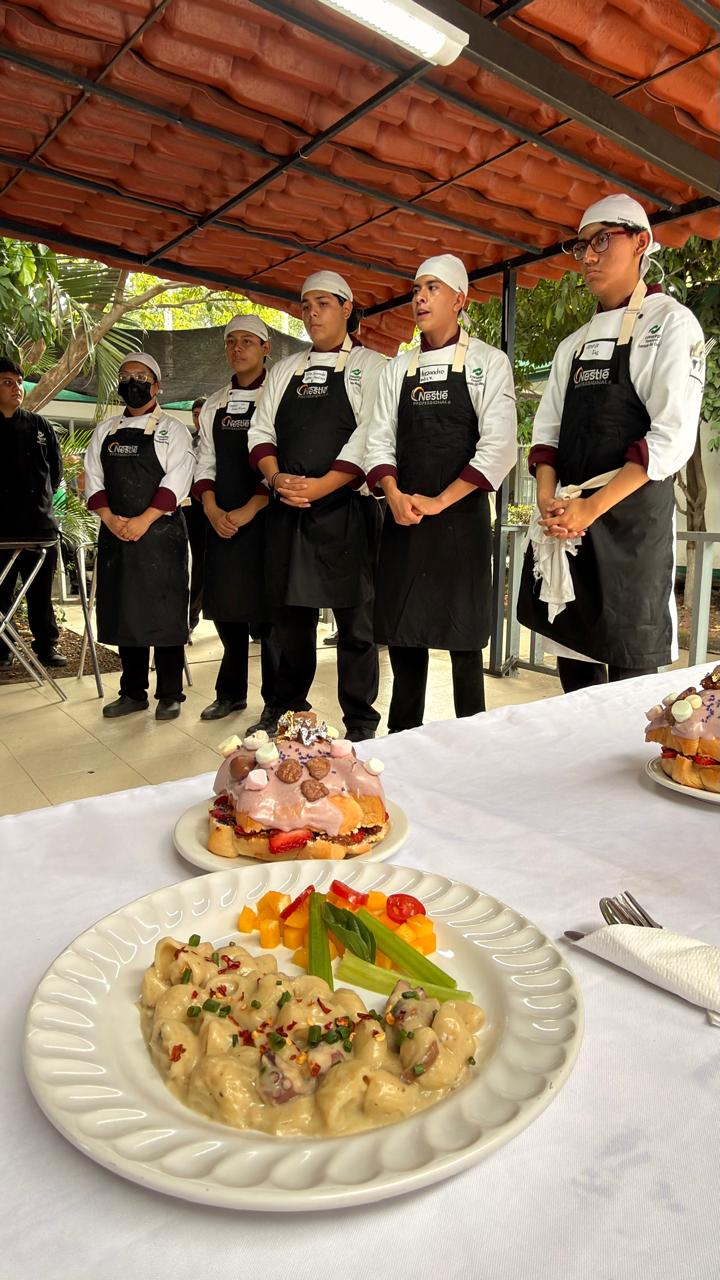 MOSTRANDO SUS PLATILLOS 