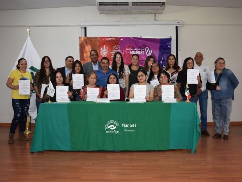 16 mujeres se gradúan del curso de mecánica básica en CONALEP