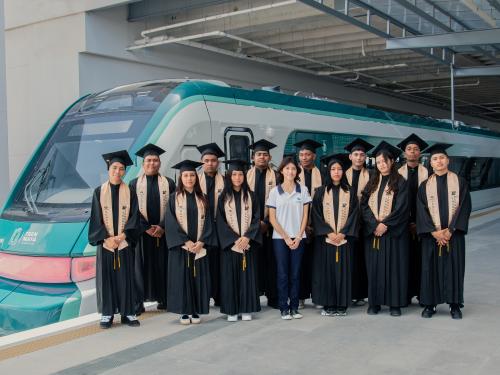 FOTO GRADUADOS EN TREN MAYA